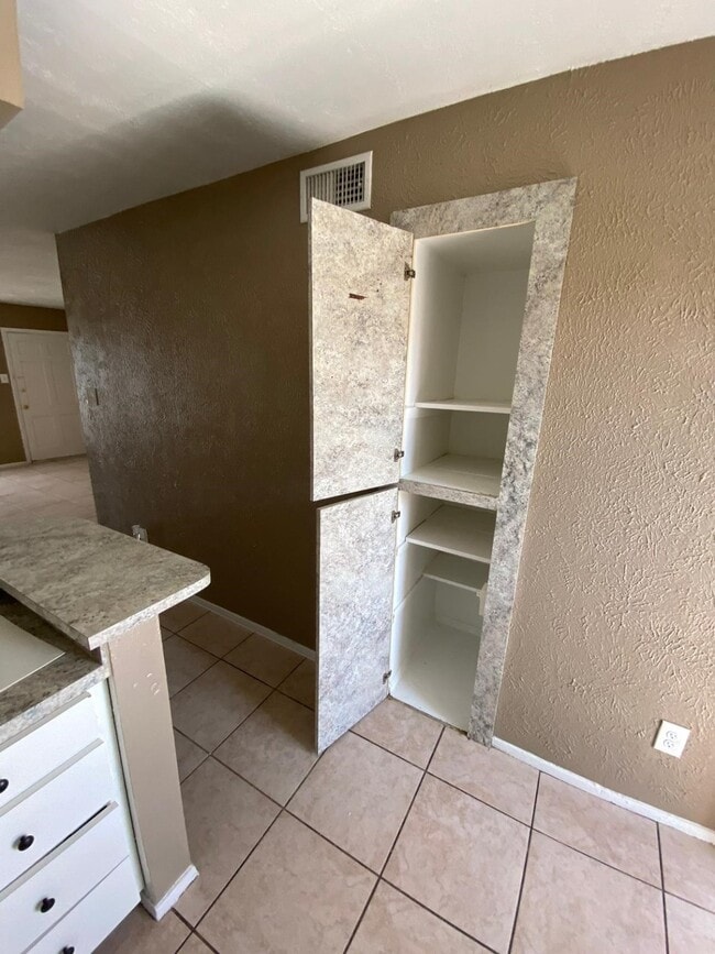 Foto del edificio - 6305 Westward St