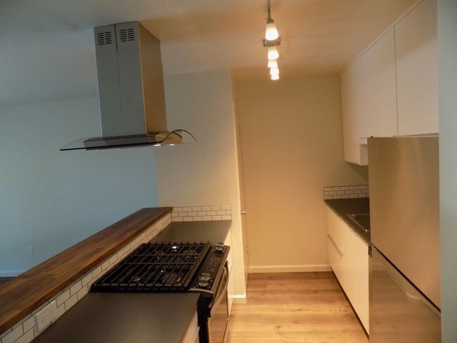 Building Photo - 533 Walkham Pl