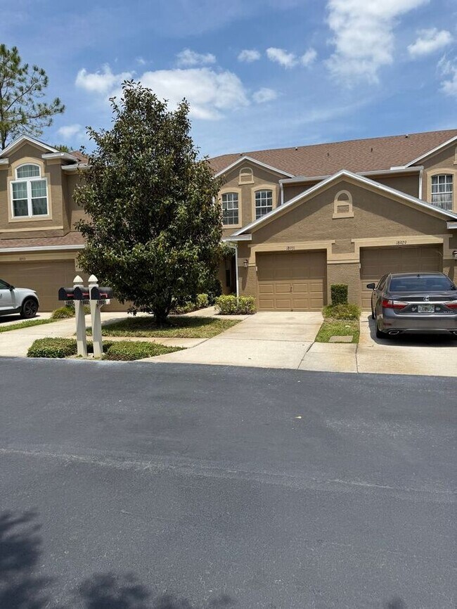 Building Photo - Spacious 2 Bedroom, 1.5 Bath Townhouse For...