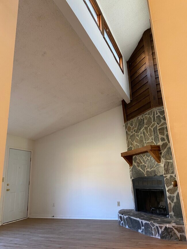 Foto del edificio - 5010 Hawthorne Ct