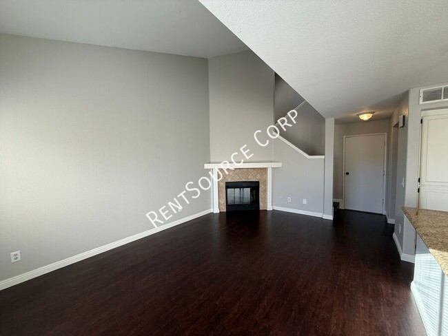 Building Photo - 2 Bedroom/2.5 Bathroom Two Story Town Home...