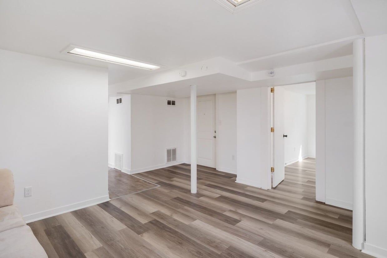 Primary Photo - 1 Bed, 1 Bath Duplex in Urbana - AVAILABLE...