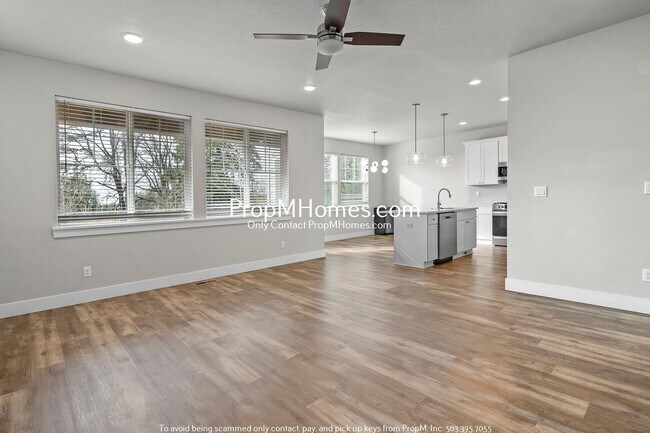Foto del edificio - Luxury in Sunnyside – 5BR Retreat w/ Views...