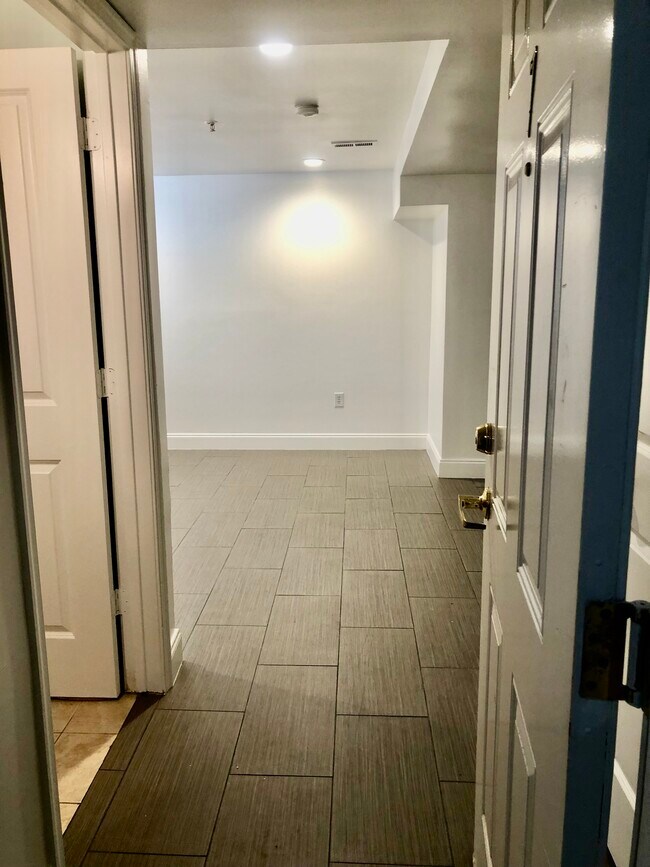 Entry - 5405 9th St NW