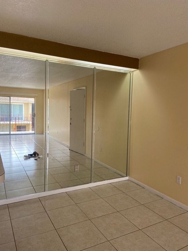 Building Photo - Two bedroom & Two bathroom Condo with balcony and laundry facilities