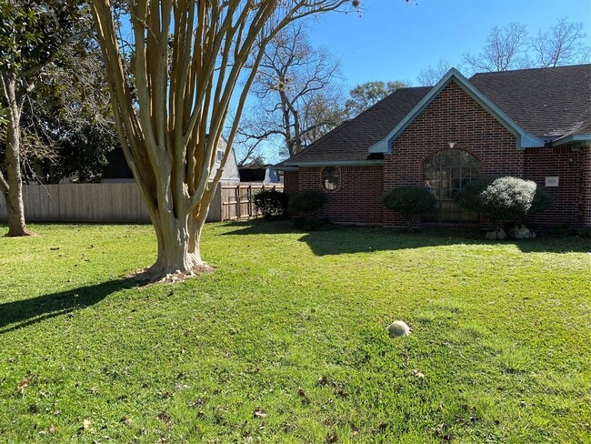 Building Photo - 301 Jansen Dr