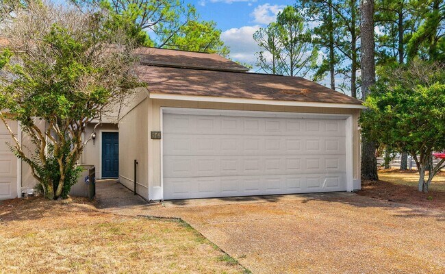 Foto del edificio - Live Where Convenience Meets Comfort in Lakebend!