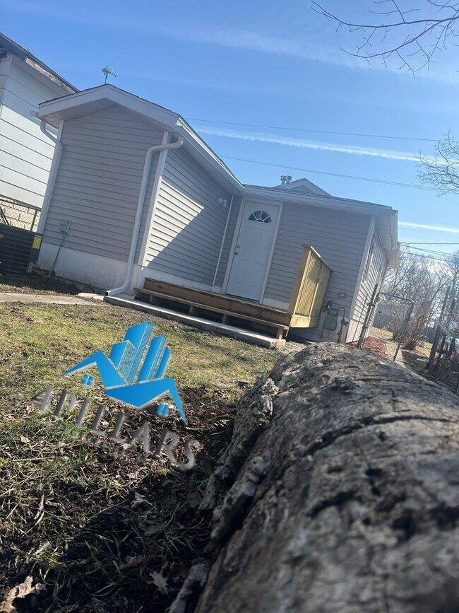Foto del edificio - "Charming 2 Bed, 1 Bath Cedar Lake Rental - Ideal for Cozy Living!"