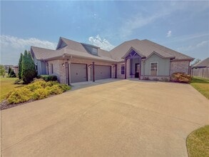 Building Photo - 3003 SW Satinwood Ave