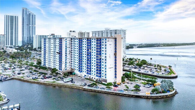 Foto del edificio - 400 Kings Point Dr