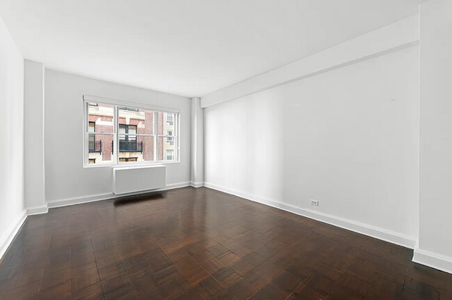 Foto del edificio - 145 E 48th St