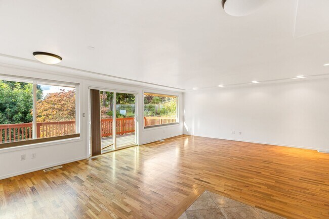 Building Photo - 4 bedroom 2.5 bath with office space.
