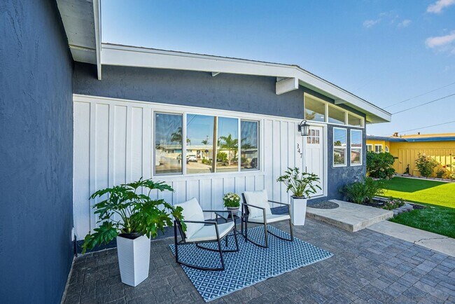 Building Photo - Renovated Beach house just a few blocks fr...