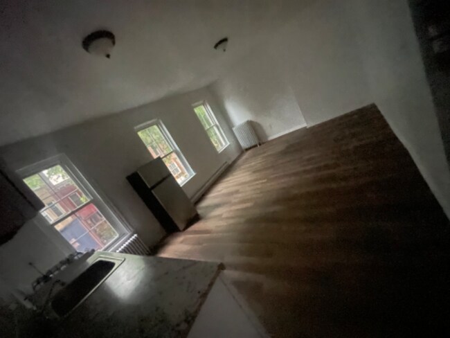 Building Photo - 304 S 6th St