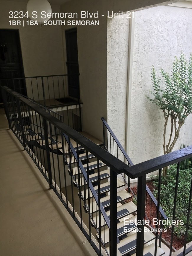 Building Photo - WIMBLEDON PARK CONDO