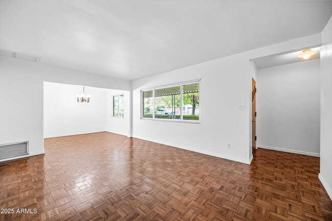 Foto del edificio - 4039 E Cambridge Ave