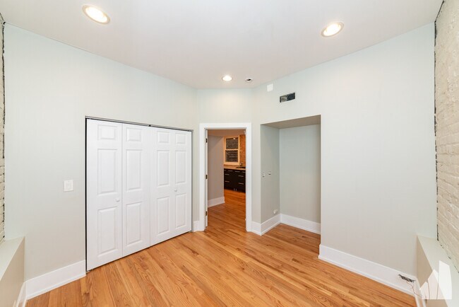 Foto del edificio - 1122 W Addison St