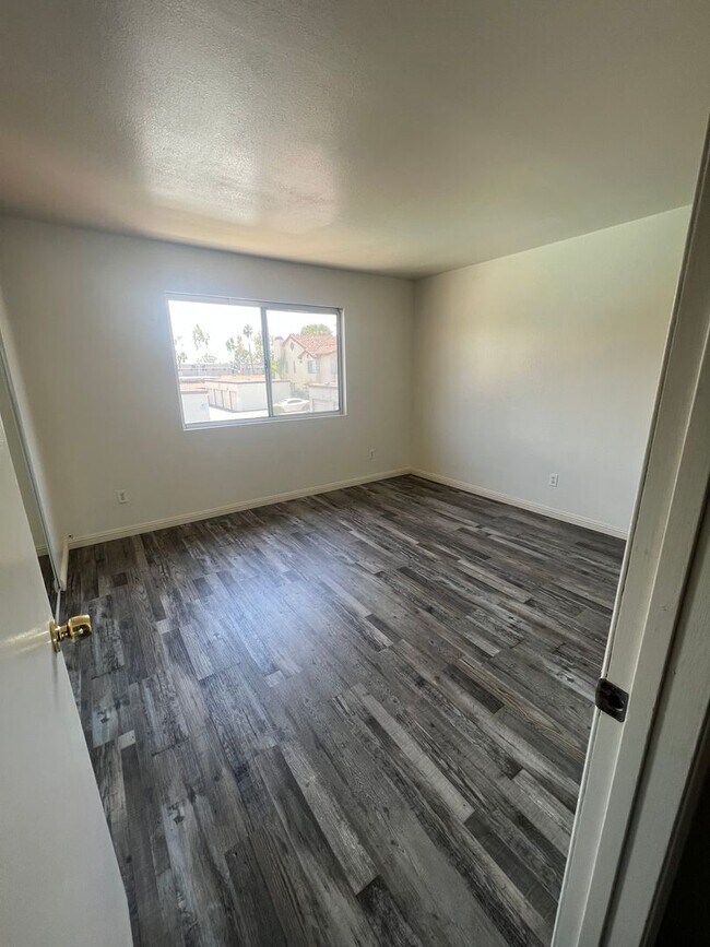 Building Photo - 2 Bedroom 1.5 Bath townhouse in Escondido
