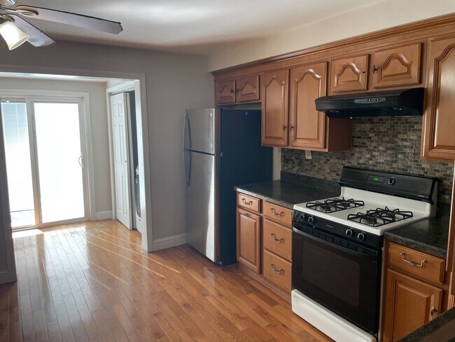 Building Photo - 161 Bennington St