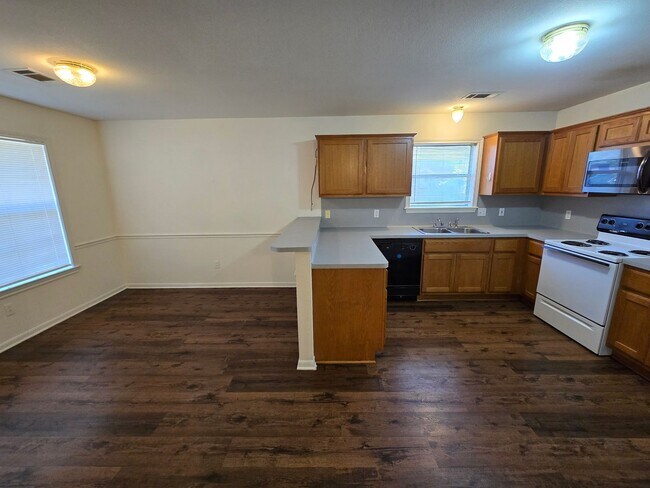Building Photo - Bryan - 3 bedroom / 2 bath / duplex / fenc...