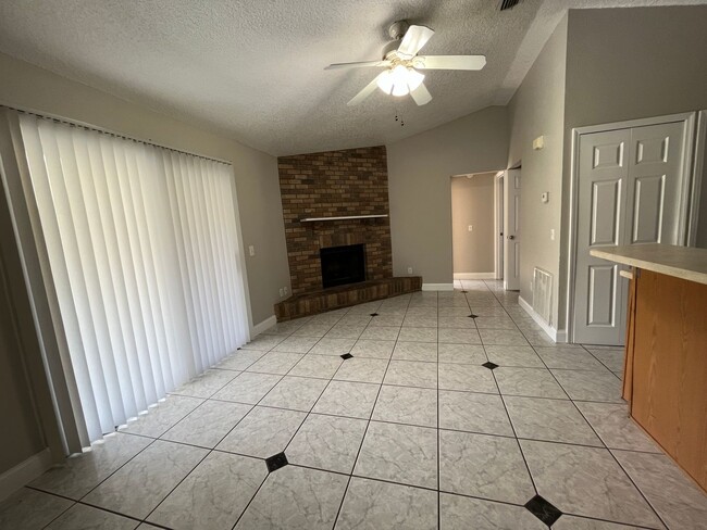 Foto del edificio - Updated 3/2 In Deltona!