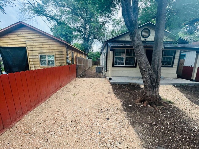 Building Photo - Newly Renovated Beautiful Home Close to So...