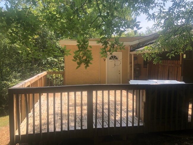Building Photo - 501 Rosewell Ln