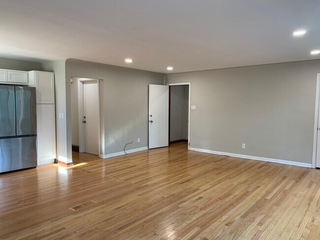 Sala de estar/Cocina/Comedor - 7107 Dartmouth Ave