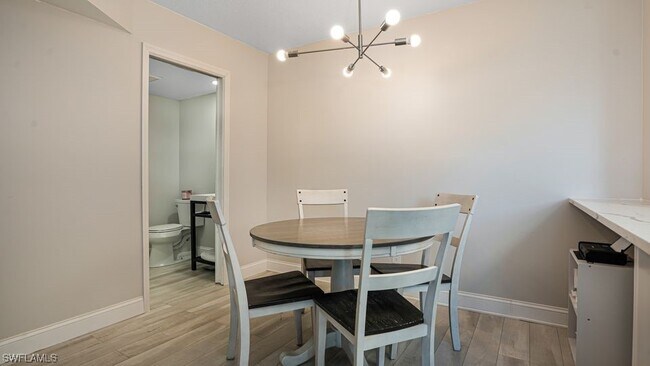 Foto del edificio - 6324 Sugar Bush Ln