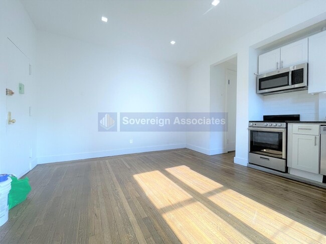 Building Photo - 45 Tiemann Pl