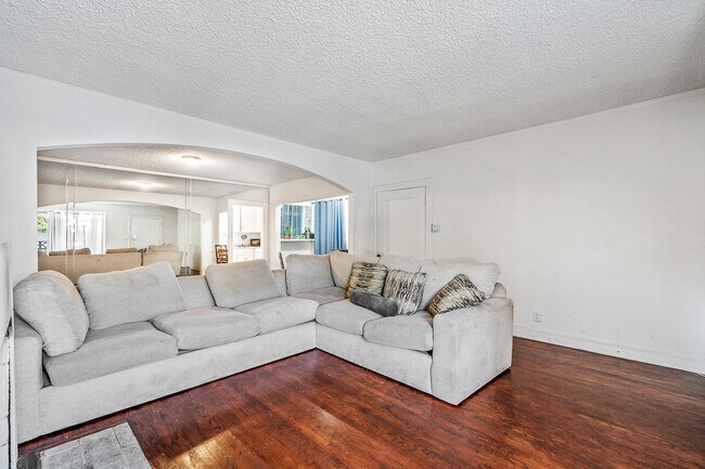 Will be Unfurnished - 931 N Croft Ave