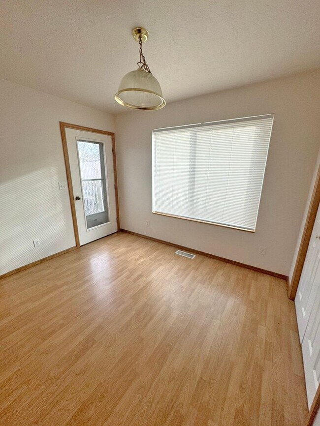 Foto del edificio - Three Bedroom Townhome with Creek in Backyard