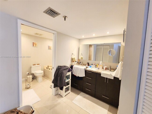 Building Photo - 520 Brickell Key Dr