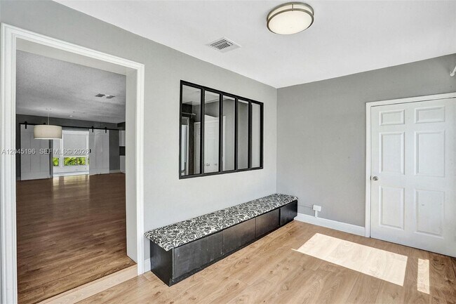 Foto del edificio - 9040 Carlyle Ave