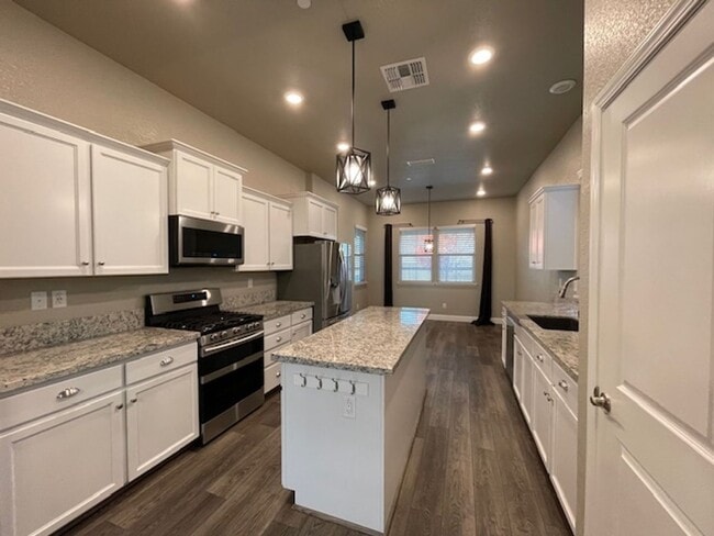 Foto del edificio - Stunning 3 Bedroom Home in Roseville near Rex Fortune Elementary and John Byouk Park!