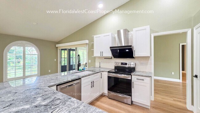 Foto del edificio - IMPRESSIVE 3 BEDROOM/2 BATH SARASOTA HOME! SUPER LOCATION! PET FRIENDLY!