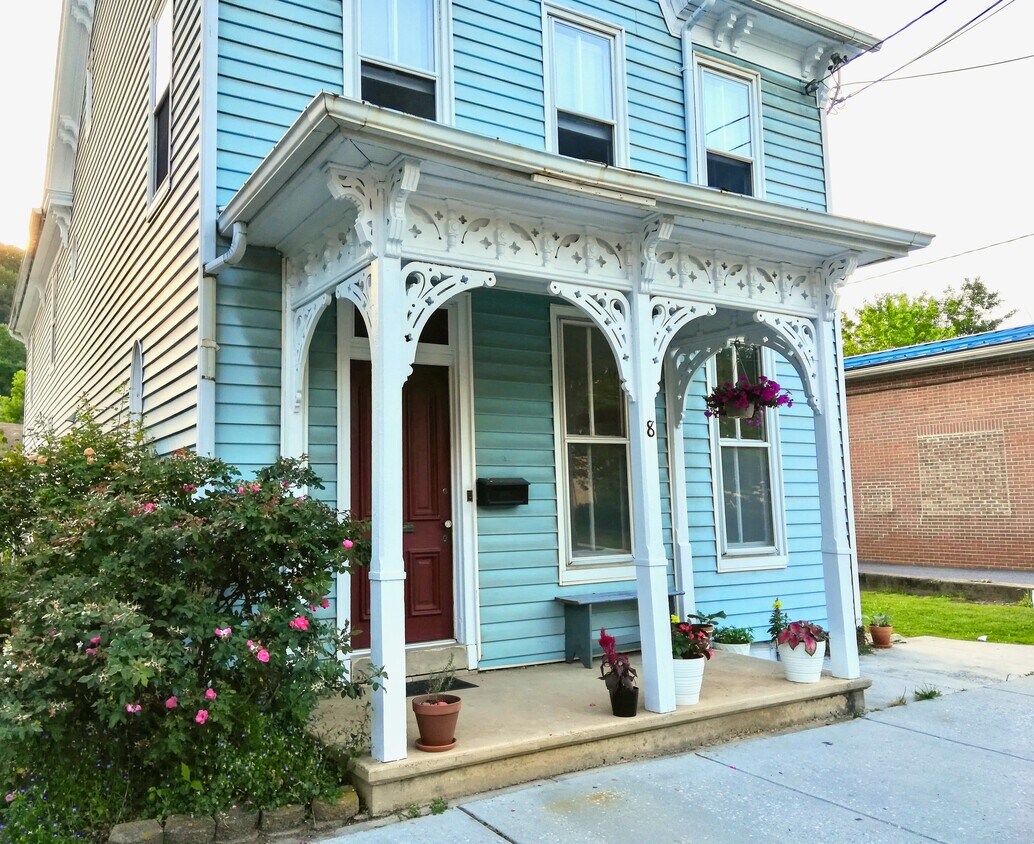 front - 8 Water St