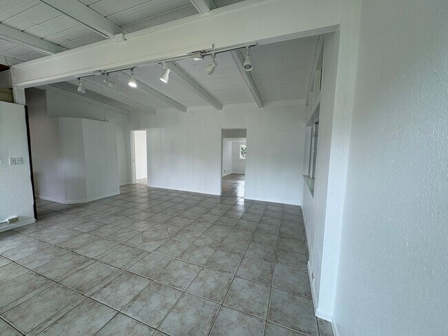 Foto del edificio - Rare 5 bedroom, 3 bath PET FRIENDLY HOUSE in KAILUA!