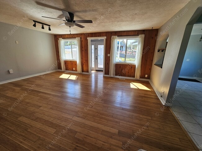 Building Photo - 408 SE Kibling St