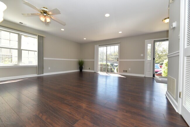Building Photo - 709 Snowdrop Ct