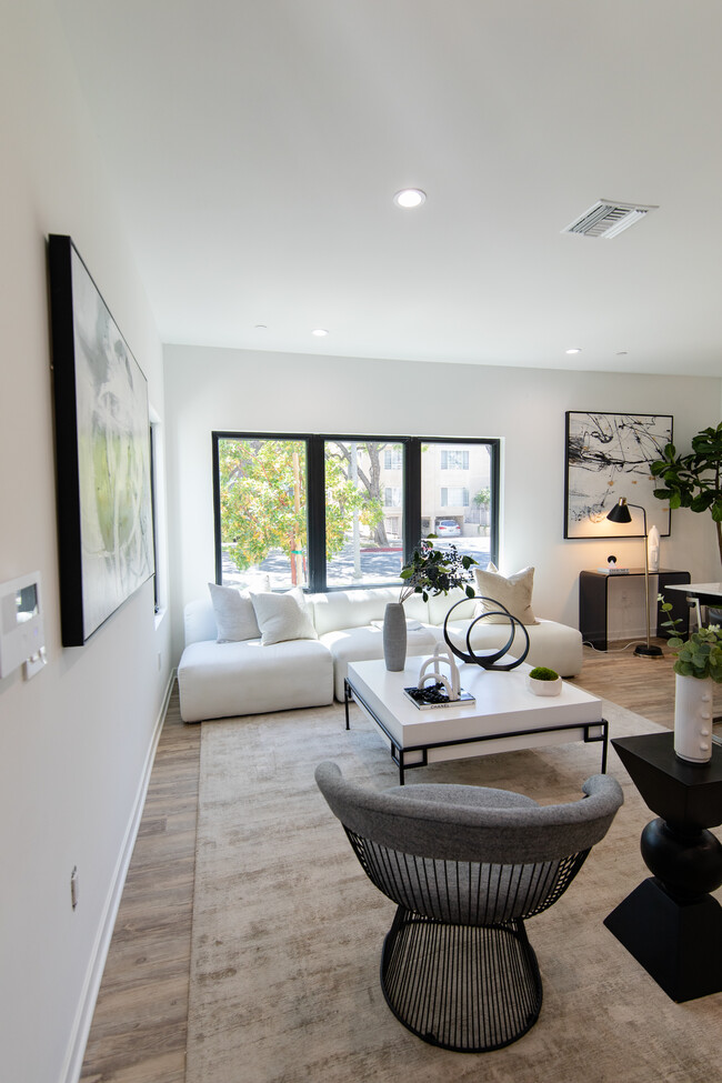 Foto del edificio - 334 N Oakhurst Dr