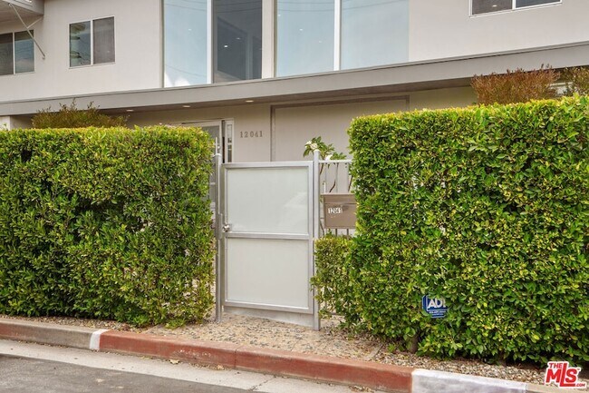 Foto del edificio - 12041 Huston St