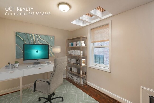 Building Photo - Two Bed Queen Village Home