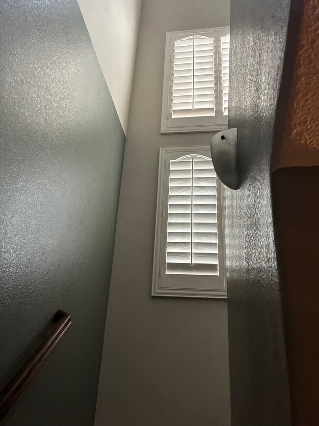 Subiendo las escaleras desde la puerta principal. - 8894 Spectrum Center Blvd