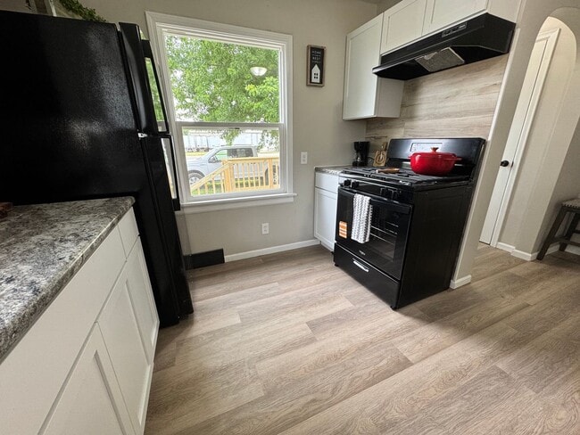 Building Photo - Remodeled 3 bed, 1 bath home for rent in Waterloo