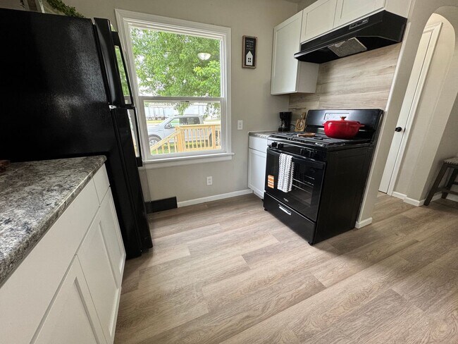 Foto del edificio - Remodeled 3 bed, 1 bath home for rent in Waterloo