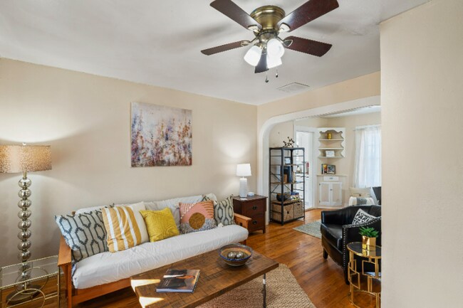 Foto del edificio - 2805 Meadowbrook Dr