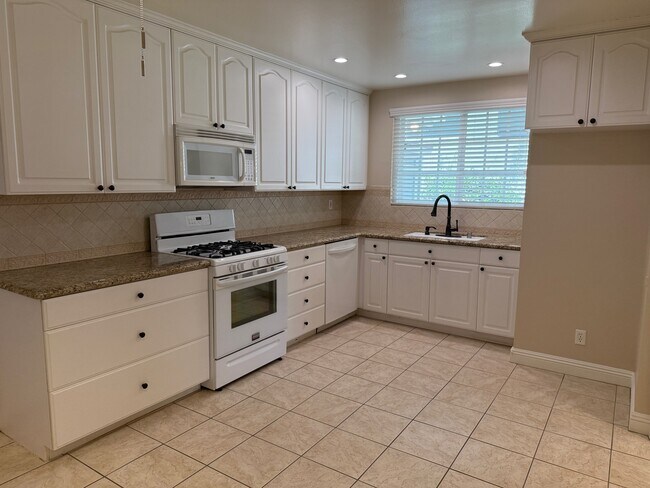 Foto del edificio - 2777 N Galley St