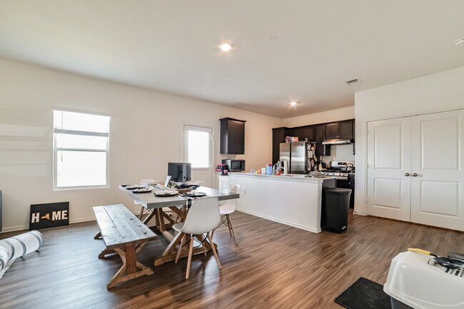 Building Photo - 3301 Breckenridge Dr
