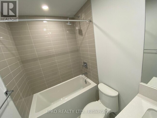 Photo du bâtiment - 430-4430 Square One Dr